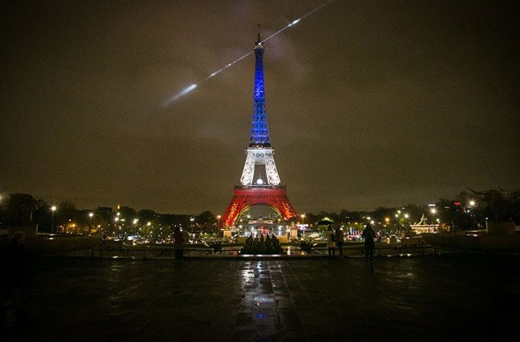 Tháp Eiffel của Pháp chuyển sang màu đỏ, trắng, xanh theo màu quốc kỳ của Pháp sau chuỗi vụ khủng bố đẫm máu tối 13/11 làm 130 người thiệt mạng. Những kẻ tấn công, được cho là thành viên tổ chức khủng bố tự xưng Nhà nước Hồi giáo (IS), gây ra những vụ xả súng và đánh bom liều chết trên khắp thủ đô Paris.